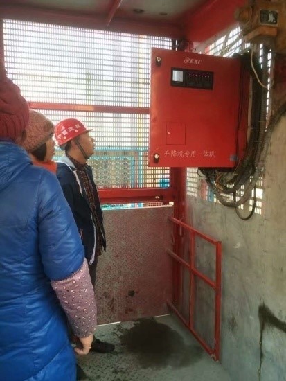 施工升降机上的应用2.jpg